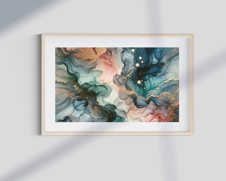 Puede incluir: Impresi&oacute;n de arte abstracto con colores azules, verdes y rosas en espiral con acentos dorados. La impresi&oacute;n est&aacute; enmarcada en un marco de madera claro.