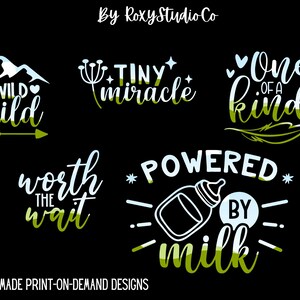 Pu&ograve; includere: Cinque diversi design per grafiche per neonati stampabili. I design presentano testo bianco su sfondo nero con accenti verdi e blu. Il testo include frasi come "Wild Child", "Tiny Miracle", "One of a Kind", "Worth the Wait" e "Powered by Milk".