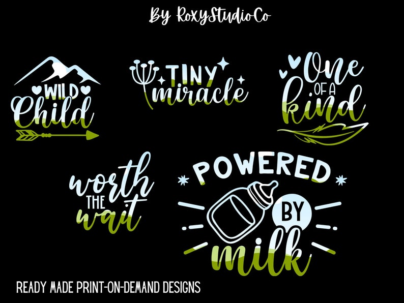 Pu&ograve; includere: Cinque diversi design per grafiche per neonati stampabili. I design presentano testo bianco su sfondo nero con accenti verdi e blu. Il testo include frasi come "Wild Child", "Tiny Miracle", "One of a Kind", "Worth the Wait" e "Powered by Milk".