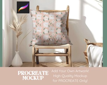 Peut inclure: Une maquette pour Procreate présentant un coussin à motif floral sur une chaise en bois. Le coussin est blanc avec des fleurs roses et des feuilles vertes. La chaise est en bois naturel et a une finition brun clair. L'arrière-plan est un mur blanc avec une lumière naturelle douce.