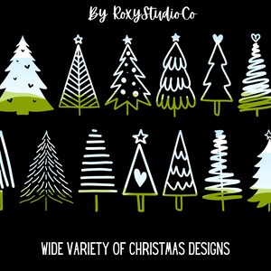 Pu&ograve; includere: Un set di 12 illustrazioni di alberi di Natale disegnati a mano in vari stili. Gli alberi sono contornati di bianco e riempiti con colori verde, blu e bianco. Alcuni alberi hanno una stella in cima, mentre altri hanno un cuore. Il testo "WIDE VARIETY OF CHRISTMAS DESIGNS" &egrave; in fondo all'immagine.