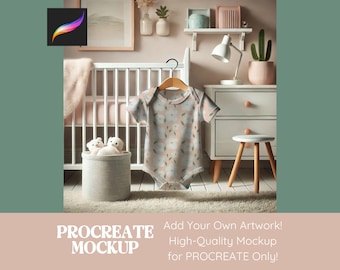 Peut inclure: Une grenouillère blanche à imprimé floral suspendue à un cintre dans une chambre de bébé. La grenouillère est devant un berceau blanc avec une couverture rose et blanche. Il y a une commode blanche avec une lampe et un petit tabouret en arrière-plan.