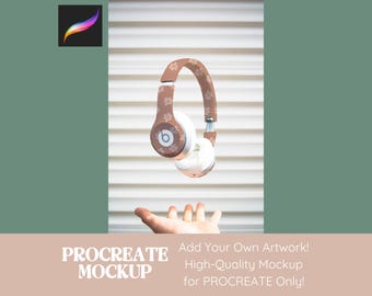Könnte beinhalten: Ein Mockup für drahtlose Kopfhörer mit braunem und weißem Muster für Procreate. Die Kopfhörer schweben in der Luft über einer Hand mit dem Text "PROCREATE MOCKUP Add Your Own Artwork! High-Quality Mockup for PROCREATE Only!" darunter.