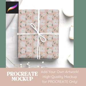 Op de afbeelding: Een mockup van een cadeaudoos met een bloemenpatroon. De doos is vastgebonden met een wit lint en staat op een wit oppervlak. De tekst "PROCREATE MOCKUP" staat onderaan de afbeelding. De tekst "Add Your Own Artwork! High-Quality Mockup for PROCREATE Only!" staat onderaan de afbeelding.