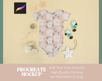 Peut inclure: Une grenouillère rose pour bébé avec un motif floral, une étoile blanche et un collier de perles en bois. La grenouillère est sur un fond jaune clair.
