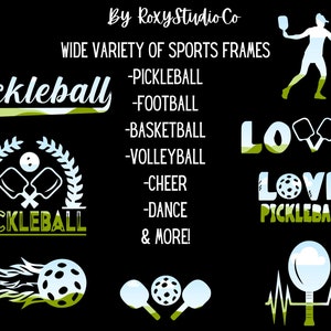 Pu&ograve; includere: Una collezione di design a tema pickleball, tra cui un giocatore che colpisce una palla, un logo con palette incrociate e testo che dice "Love Pickleball". I design sono in bianco e verde su uno sfondo nero.