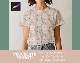 Peut inclure: Une maquette de t-shirt rose avec un motif floral blanc. Le t-shirt est porté par un mannequin et a des manches courtes. Le texte "PROCREATE MOCKUP" est en bas de l'image. Le texte "Add Your Own Artwork! High-Quality Mockup for PROCREATE Only!" est également en bas de l'image.