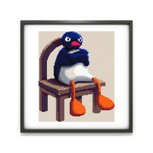 Può includere: Un pinguino blu e bianco con piedi arancioni è seduto su una sedia di legno con le braccia incrociate. Il pinguino guarda lo spettatore con un'espressione sorpresa.