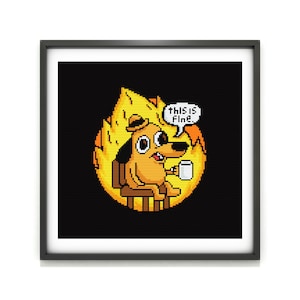 Può includere: Arte pixelata incorniciata con un cane dei cartoni animati seduto su una sedia, circondato dalle fiamme, con in mano una tazza. Il cane ha un cappello e il testo "This is Fine" è in un fumetto. Lo sfondo è nero.