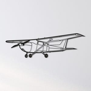 Könnte beinhalten: Schwarze Metall-Wandkunst eines Flugzeugs. Der Umriss eines kleinen Flugzeugs mit Propeller, Flügeln und Fahrwerk ist dargestellt. Das Design ist minimalistisch und eignet sich für Luftfahrtbegeisterte oder als dekoratives Element.