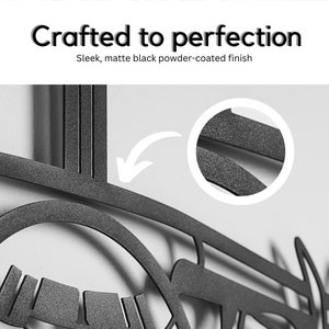 Puede incluir: Primer plano de una obra de arte mural de metal negro mate. El texto "Crafted to perfection" est&aacute; en la parte superior, con "Sleek, matte black powder-coated finish" debajo. El dise&ntilde;o presenta formas curvas y geom&eacute;tricas.