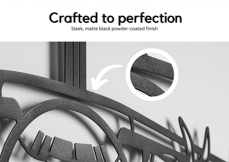 Puede incluir: Primer plano de una obra de arte mural de metal negro mate. El texto "Crafted to perfection" est&aacute; en la parte superior, con "Sleek, matte black powder-coated finish" debajo. El dise&ntilde;o presenta formas curvas y geom&eacute;tricas.