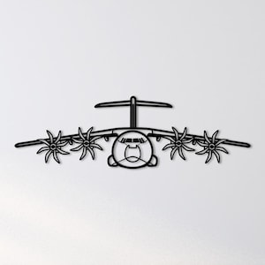 Puede incluir: Arte de pared de metal negro que representa un avión estilizado. La obra presenta un contorno detallado del fuselaje, las alas y las hélices. El diseño es simétrico y adecuado para los entusiastas de la aviación.