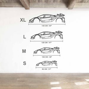 Puede incluir: Dibujo lineal negro de un coche deportivo en cuatro tama&ntilde;os: XL (140 cm), L (120 cm), M (100 cm) y S (80 cm). Los tama&ntilde;os est&aacute;n etiquetados en cent&iacute;metros y pulgadas. El coche tiene un aler&oacute;n y un dise&ntilde;o elegante.