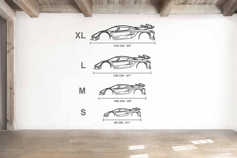 Puede incluir: Dibujo lineal negro de un coche deportivo en cuatro tama&ntilde;os: XL (140 cm), L (120 cm), M (100 cm) y S (80 cm). Los tama&ntilde;os est&aacute;n etiquetados en cent&iacute;metros y pulgadas. El coche tiene un aler&oacute;n y un dise&ntilde;o elegante.