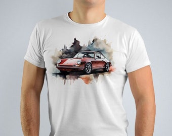 Puede incluir: Una camiseta blanca con una ilustración de acuarela de un coche rojo vintage. El coche está rodeado de un fondo de acuarela azul claro y marrón.
