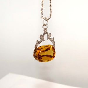 Colgante de cadena con sello giratorio de citrino falso y plata esterlina de finales de la época victoriana, con sello distintivo de 1900.