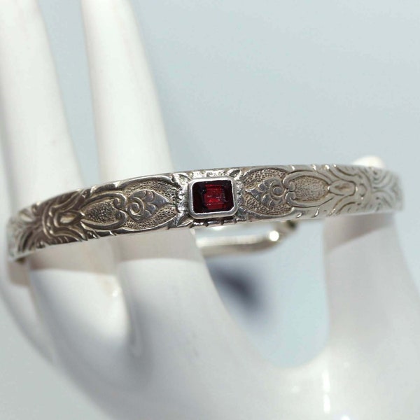 Vintage Thai 925 Sterling Silver Prettily Hand Engraved Adjustable Bangle set with a Ruby Red Garnet c.1980