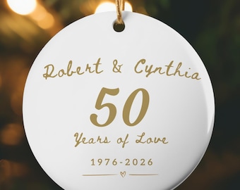 Personalisierter Weihnachtsschmuck zum 50. Hochzeitstag, Geschenk zur Goldenen Hochzeit, Keramik-Weihnachtsschmuck „50 Jahre Liebe“, individuelles Geschenk für Paare