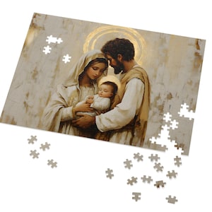 Może przedstawiać: Malowidło przedstawiające Świętą Rodzinę, czyli Marię, Józefa i małego Jezusa. Maria jest ubrana w niebieską szatę i trzyma Jezusa w ramionach. Józef stoi za Marią, kładąc rękę na jej ramieniu. Obraz został namalowany w realistycznym stylu, z miękkimi kolorami i ciepłą, zapraszającą atmosferą.