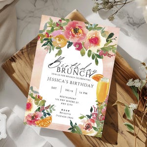 Op de afbeelding: Een uitnodiging voor een verjaardagsbrunch in aquarel, met bloemstukken in roze, geel en groen. De uitnodiging bevat de tekst "Birthday Brunch" en details voor Jessica's verjaardag, met een mimosa-illustratie.