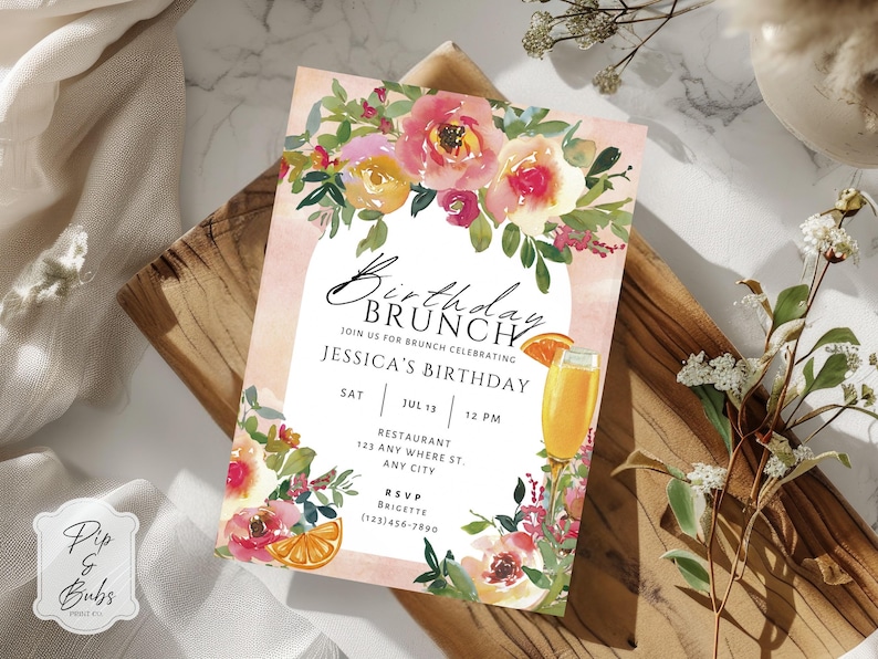 Op de afbeelding: Een uitnodiging voor een verjaardagsbrunch in aquarel, met bloemstukken in roze, geel en groen. De uitnodiging bevat de tekst "Birthday Brunch" en details voor Jessica's verjaardag, met een mimosa-illustratie.