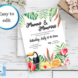 Pu&ograve; includere: Un invito bianco con il testo "Mumus & Mimosas" e i dettagli dell'evento. Il design include illustrazioni ad acquerello di foglie tropicali, fiori, un tucano e una fetta d'arancia. Le parole "Easy to edit" sono in un cerchio blu.