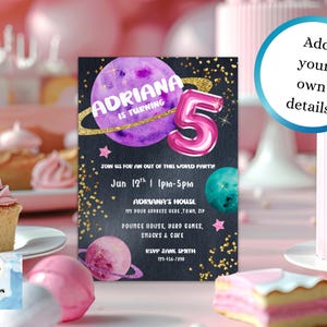 Invitación de quinto cumpleaños con diseño de galaxia cósmica, editable, con globo, espacio exterior, planeta, rosa, verde azulado y morado, plantilla de Canva.