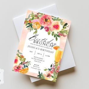 Op de afbeelding: Een aquarel uitnodiging voor een verjaardagsbrunch, met bloemstukken in roze, geel en groen. De uitnodiging bevat de tekst "Birthday Brunch" en details voor het evenement, inclusief datum, tijd en locatie. Een mimosa-illustratie is ook inbegrepen.
