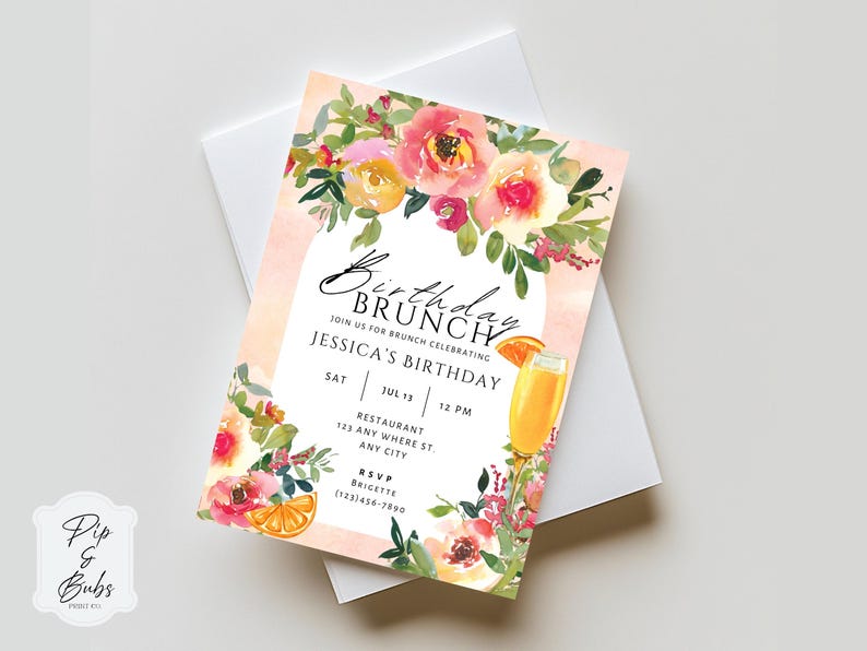 Op de afbeelding: Een aquarel uitnodiging voor een verjaardagsbrunch, met bloemstukken in roze, geel en groen. De uitnodiging bevat de tekst "Birthday Brunch" en details voor het evenement, inclusief datum, tijd en locatie. Een mimosa-illustratie is ook inbegrepen.