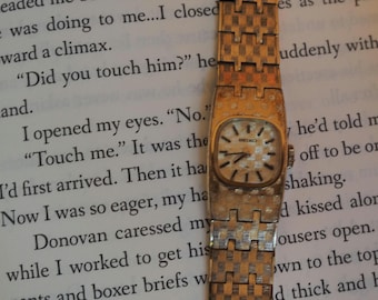 Klasyczny damski zegarek mechaniczny Seiko z tarczą w stylu koszykarskim i bransoletą w kolorze złotym 11-3399