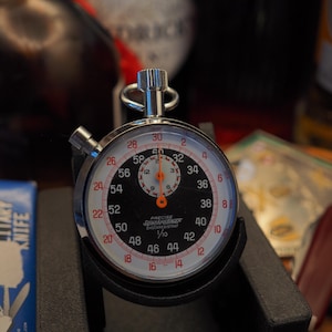 Vintage precisionssynkroniserad schweizisk tillverkad mekanisk stoppur på 1/10 sekunder | Stöttålig | Fullt servad