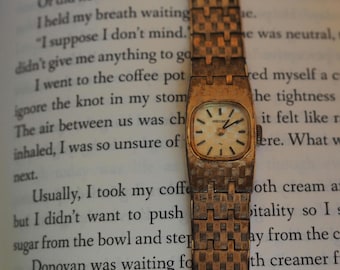 Zegarek Seiko z 1978 roku z naciągiem ręcznym | Bransoleta w kolorze złotym, pleciona w koszyku, Japonia