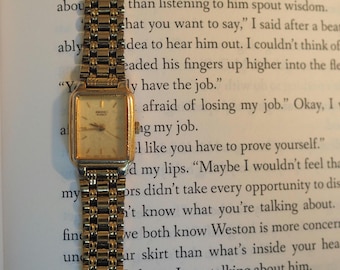 Klasyczny damski zegarek kwarcowy Seiko z kremową tarczą i złotą bransoletą w panterkę V401-5129