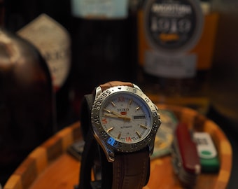 Seiko 5 Automatyczny Sport | Biała, teksturowana tarcza, dzień w języku angielskim/hindi | Dekiel wystawowy, wyprodukowano w Japonii