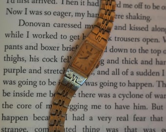 Klasyczny damski zegarek kwarcowy Seiko z tarczą w kolorze szampańskim i złotą bransoletą o geometrycznym kształcie 2E20-5550