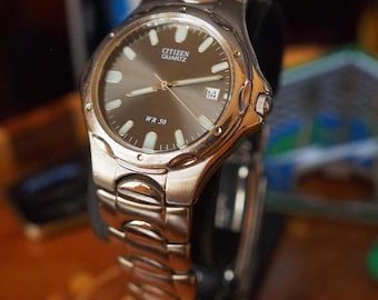 Zegarek męski Citizen Quartz WR50 | Czarna tarcza Sunburst, znaczniki luminescencyjne, bransoleta ze stali