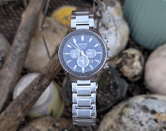 Zegarek męski Seiko Solar Chronograph z niebieską tarczą i tachymetrem V175 ze stali nierdzewnej, serwisowany