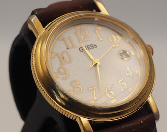 Vintage 1994 Guess Złoty Kwarcowy Zegarek z Białą Tarczą i Datą Mechanizm Japoński