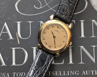 Reloj Movado Swiss Quartz / Esfera gris chapada en oro / Números romanos / Reloj de vestir vintage / Década de 1990