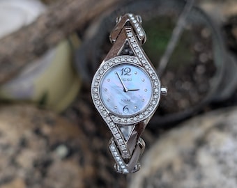 Zegarek damski Seiko Solar z tarczą MOP i kryształową bransoletą SUP085 V115