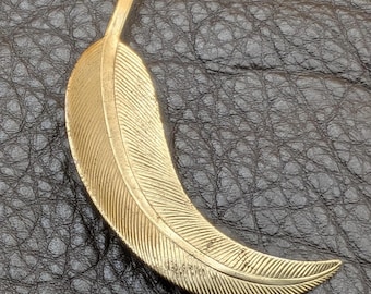 ヴィンテージ風ゴールドトーンのフェザーブローチ｜ミッドセンチュリー風の自然モチーフのラペルピン