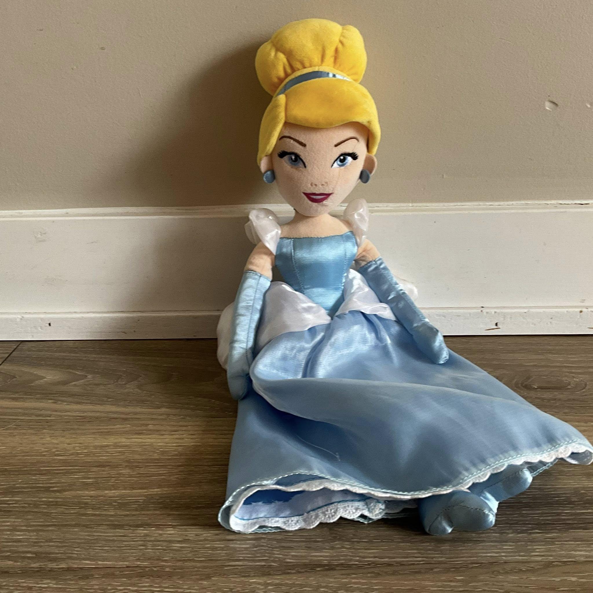 ディズニーストア シンデレラ ぬいぐるみ 青いドレス ブロンドヘア