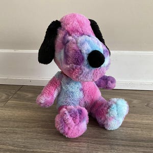 Peluche de Snoopy teñido anudado de Peanuts Cedar Fair de 28 cm