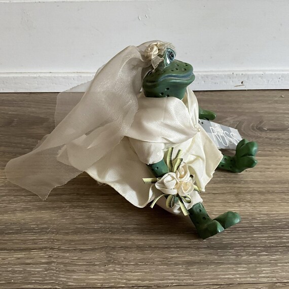 Vintage Russ Berrie Frog Figurine: Mrs. Pondhopper Collectible