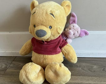 ディズニーパーク くまのプーさん 15インチ 肩にピグレットを乗せた