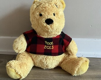 Peluche de 14,5" con camisa a cuadros de Winnie the Pooh de Disney