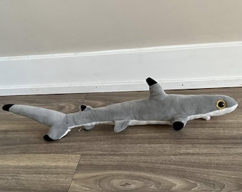 Peluche de tiburón y pez de la naturaleza