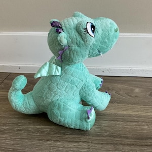 Puede incluir: Un conjunto de tres jarrones de cerámica blanca de diferentes alturas y formas. Los jarrones presentan un acabado blanco mate y un diseño texturizado y acanalado. Se disponen sobre una superficie neutra, mostrando su estética minimalista.