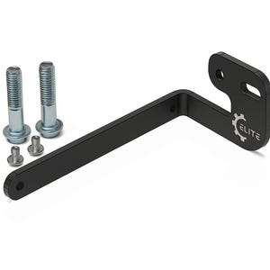 Puede incluir: Soporte metálico negro con dos tornillos grandes y dos pequeños plateados. El soporte tiene una curva en ángulo recto y una placa de montaje con la palabra "ELITE" y un logotipo de engranaje.